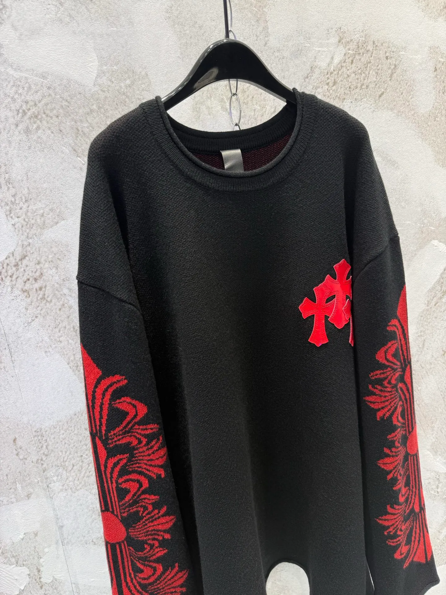 P500 Chrome Hearts/25FW wool patent leather sweater with heavy production (the only correct version on the market, patent leather lambskin, hand-stitched) The main body fabric is made of custom-woven and dyed cashmere blended yarn, 12-needle imported machine sesame base jacquard, which takes nearly 200 minutes. The chest cross leather is genuine patent leather sheepskin. The cross sheepskins are all hand-sewn. The labor cost is extremely high. Size SIZE: S M L